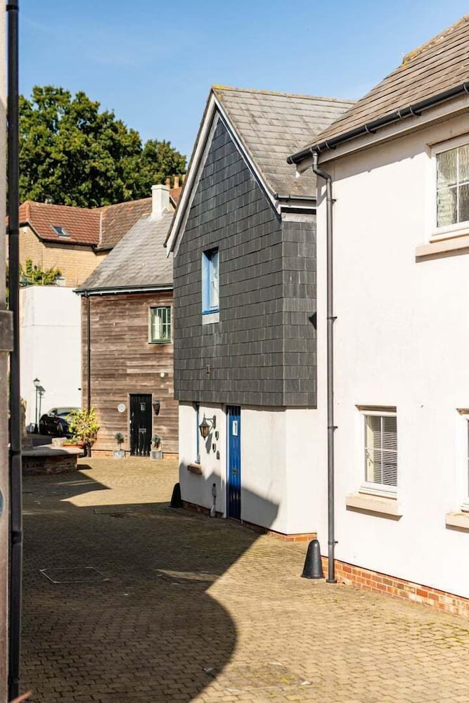 Seaview 2-bed With Private Parking, Portishead