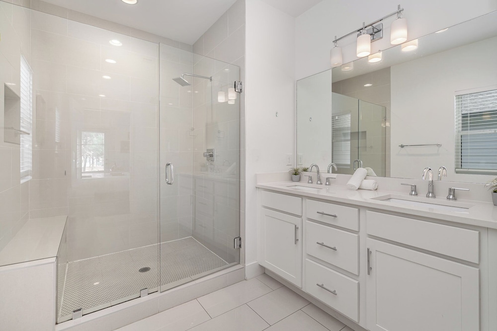 Jade - Private Patio and Balcony - Near Germantown