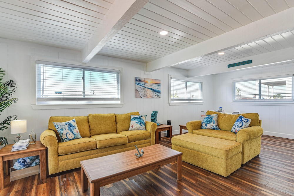 Pet-friendly Galveston Home: Walk to Beaches!
