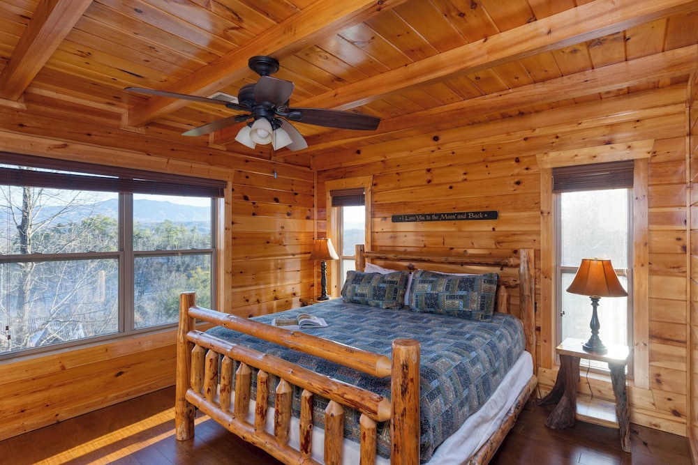 A View for All Seasons by Avantstay 12bdr w/ Game Room, Hot Tub, Movie Theater, Deck Views
