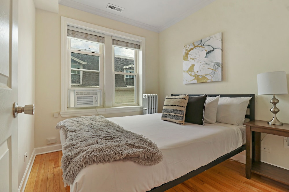 Chic 2BR Near Irving Park - Cullom D3