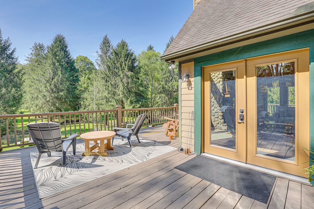 23 Mi to Mohican SP: Group-ready Lodge w/ Hot Tub