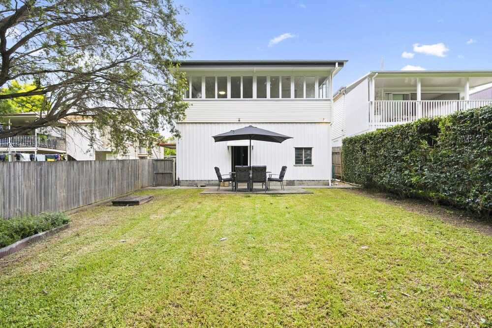 Spacious Family Home With Garden in Quiet Suburb