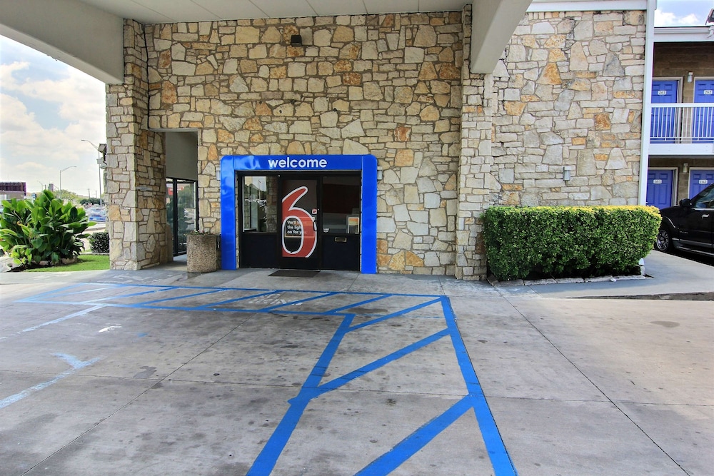 Motel 6 Austin, TX - Central Downtown UT
