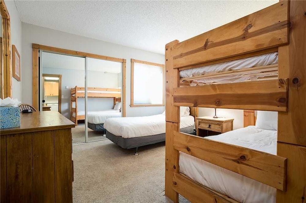 Ridgecrest Condominiums by Pioneer Ridge Management view 5