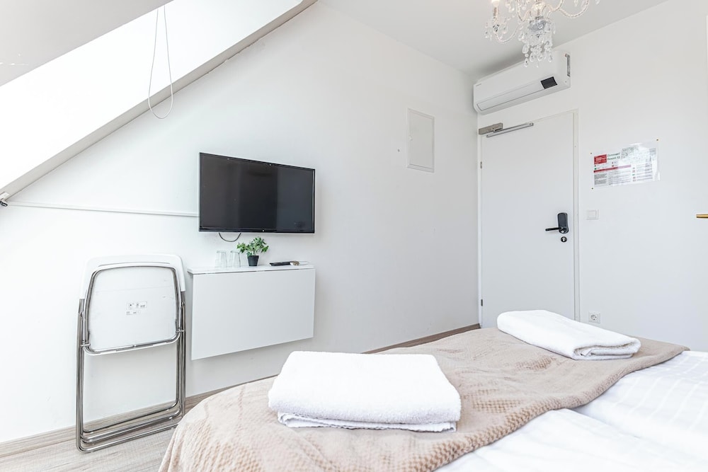 Stunning 12BR Floor For 24 People