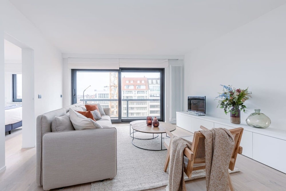 Renovated Apartment With sea View and Parking
