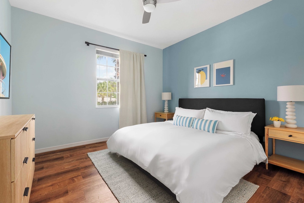 Sleeps 18! Solterra Resort, Pool, Gameroom, Themed Bdrs Broad Oak by Avantstay