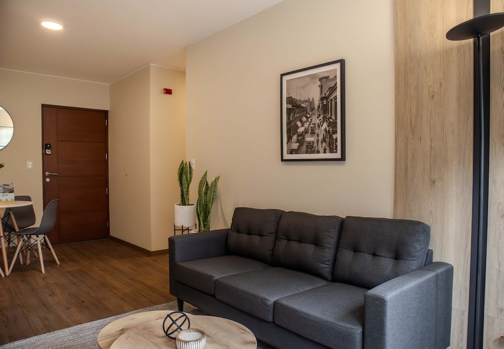 w Chic 1BR Apartment w Scenic Balcony in Central Miraflores