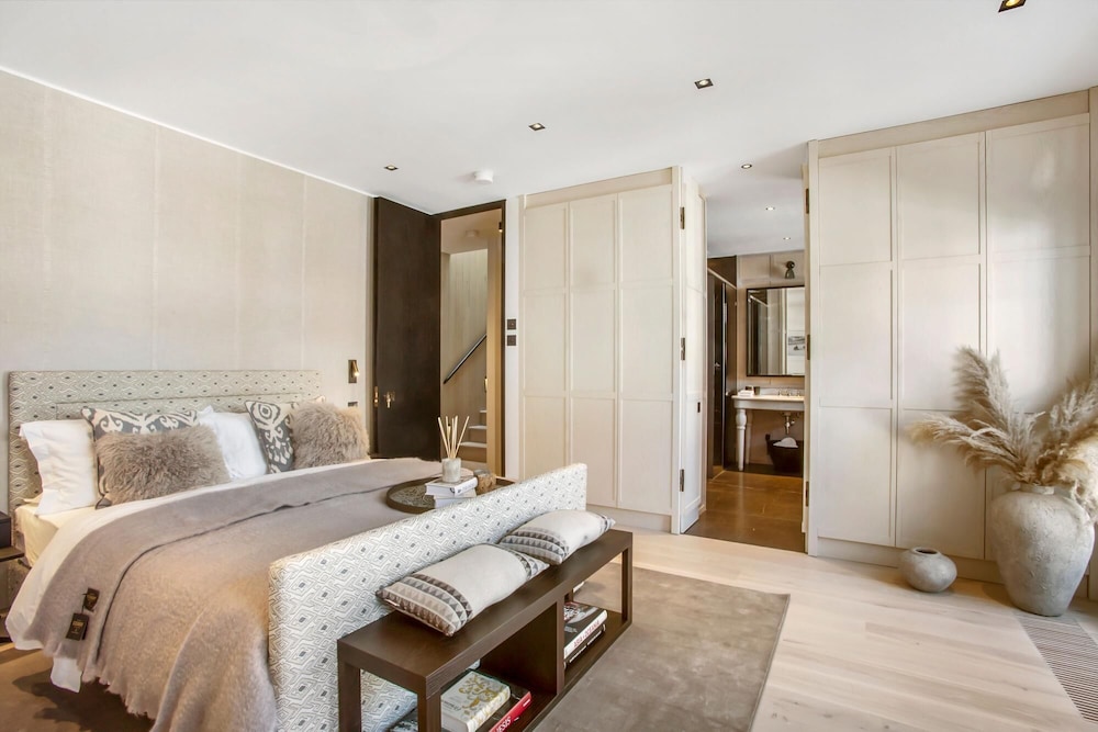 Luxurious Mews House in Pavilion Road - 3 Bedroom