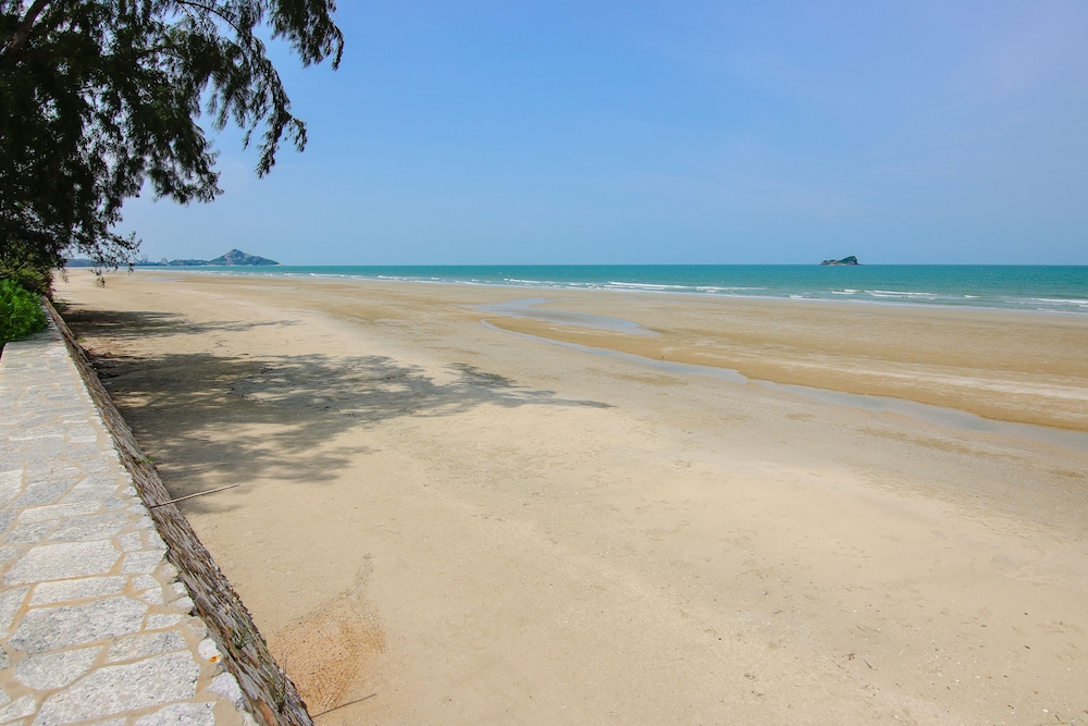 Hua Hin Luxury Beachfront Condo By Mon