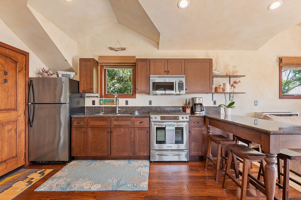 Blue Ocean View Retreat - Minutes to Beach