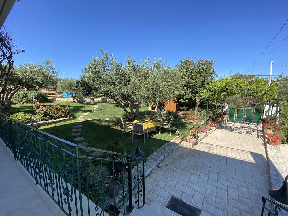 Lily's cottage, secluded, sea view villa with private pool and gardens. 1062101 view 2