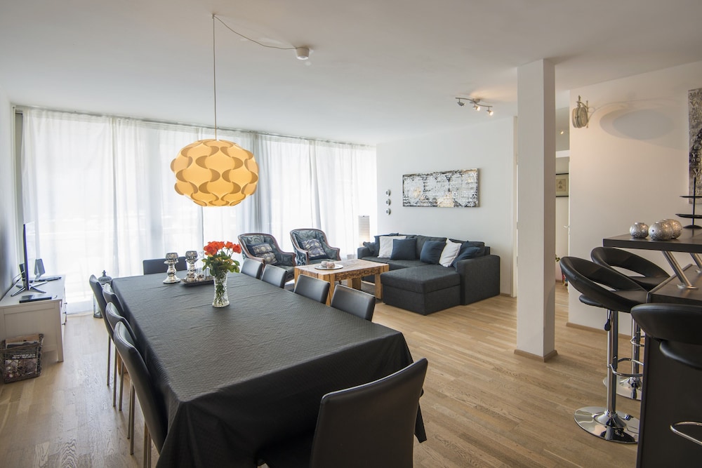 Spacious Apartment With Mountain View