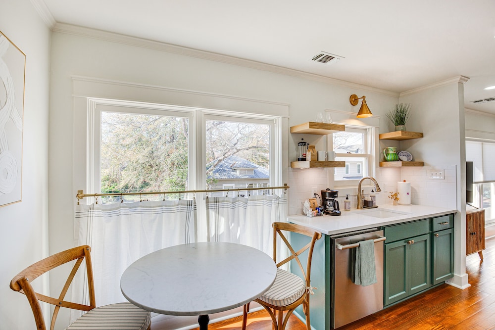 2 Mi to Tyler Rose Garden: Vibrant Apartment! view 5