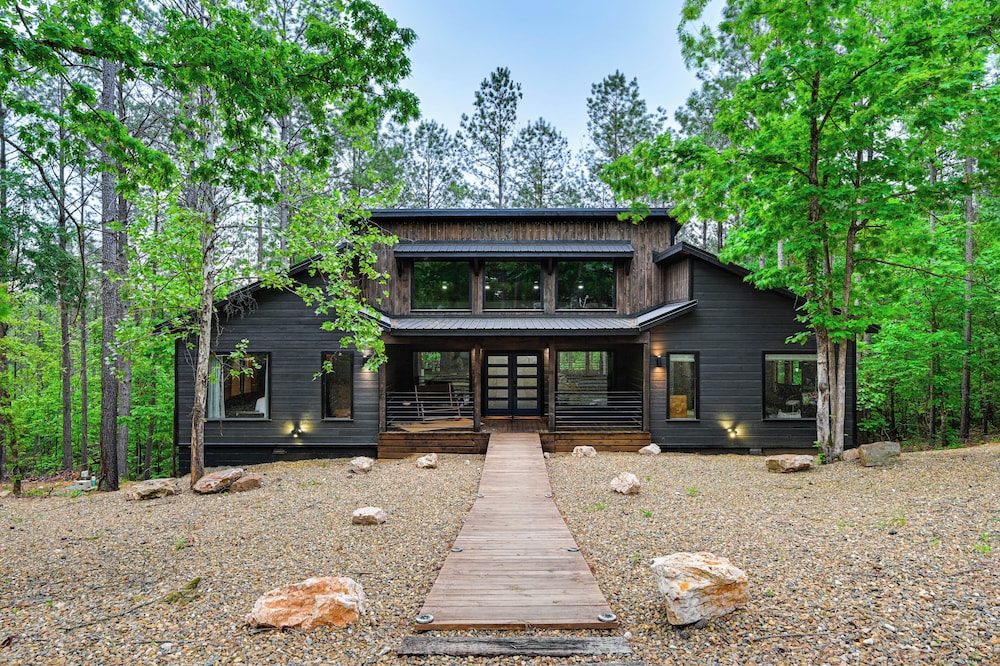 Luxe Broken Bow Vacation Rental: Hot Tub & Pets OK