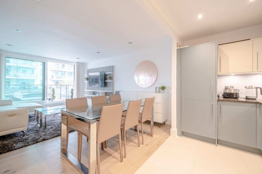 Central 2BD Flat w/ River View Balcony - Vauxhall!