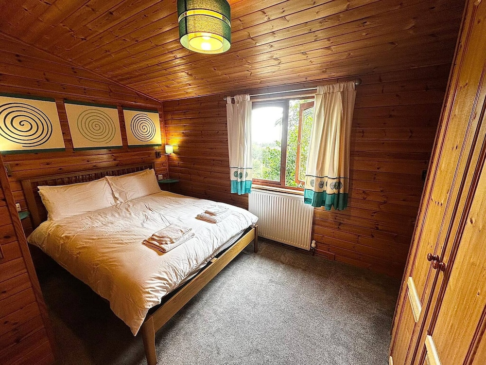 Serene Watermouth Cabin Retreat With Hot Tub & Stunning Coastal Views