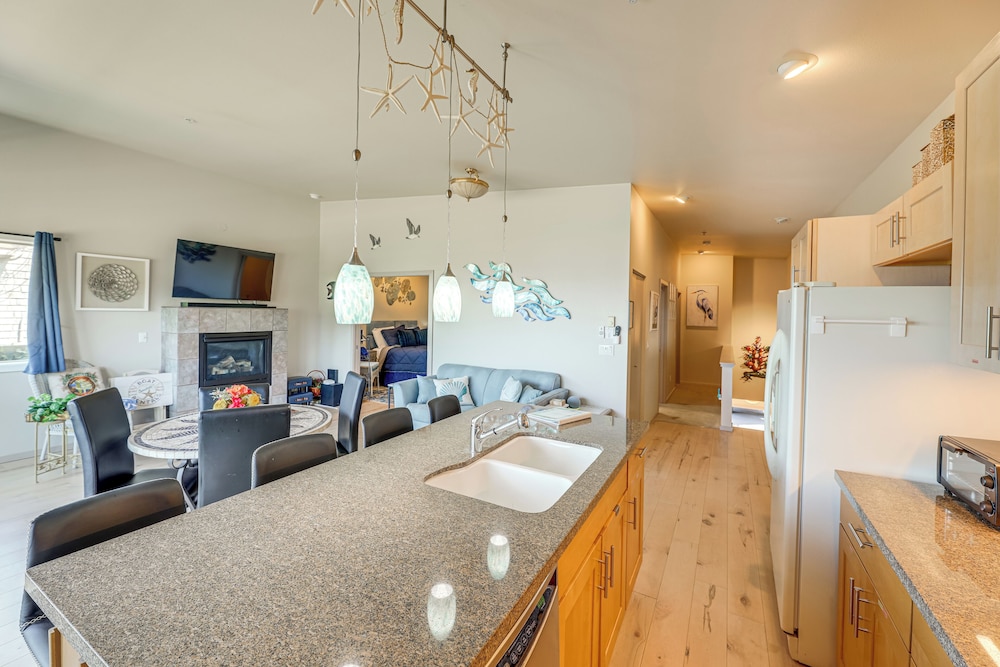 Steps to Pirate Cove: Oregon Coast Condo w/ View