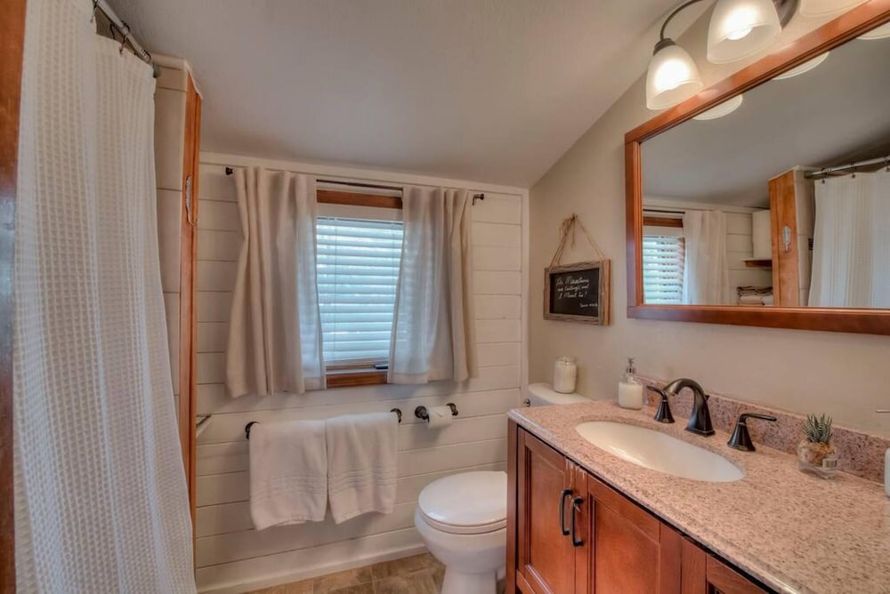 Modern Cottage 3 Blocks to Main 4 Minutes to Gondola Hot Tub Pets view 2