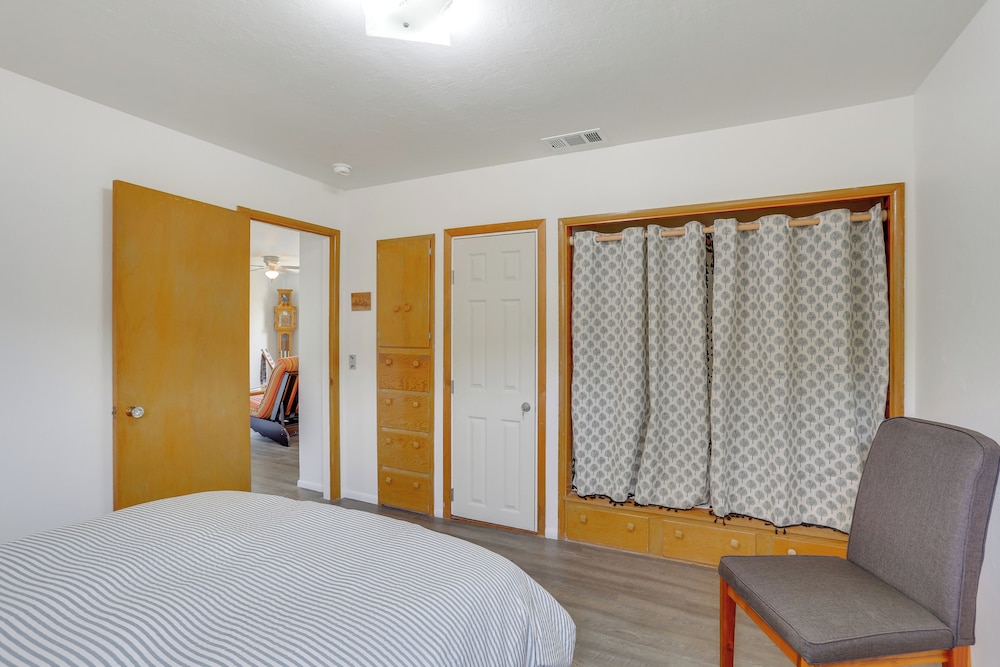 11 Mi to Arcata Bay: Home w/ Garden in Blue Lake!