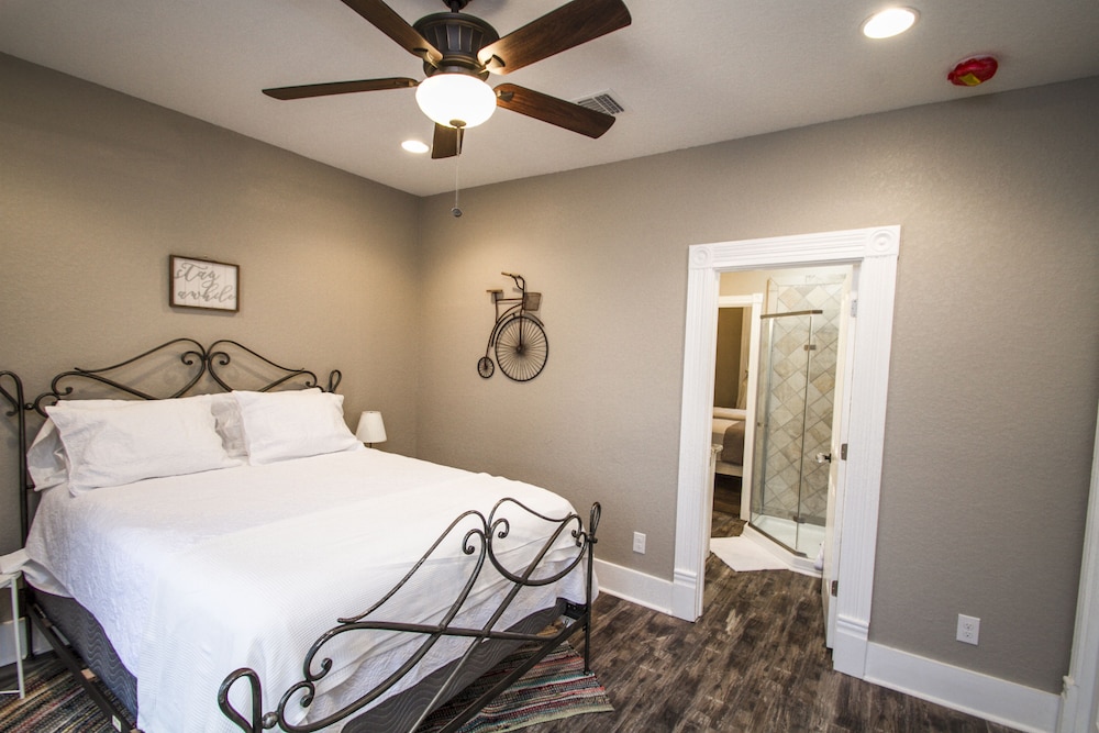 Restored Historic 2br/1.5ba House Near Downtown view 5
