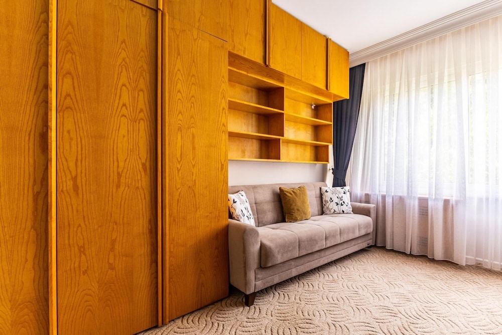Chic Spacious Flat w Balcony 5 min to Moda Coast