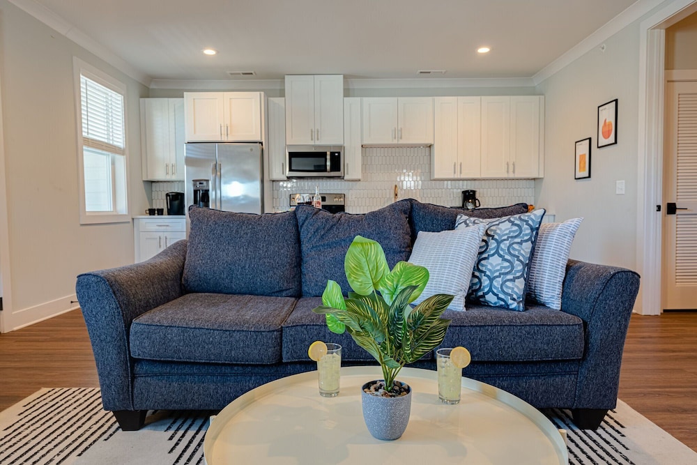 Modern Melrose-sleeps 8- Mins to Downtown Broadway