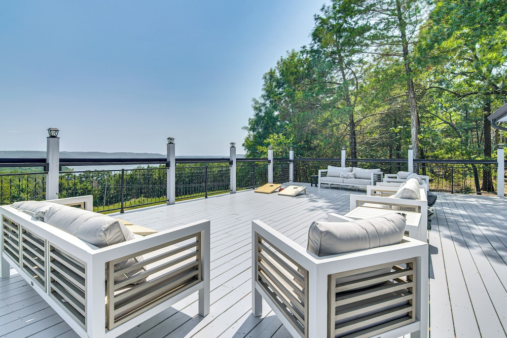 Lake View & Game Room on 3 1/2 Acres, Near Marina