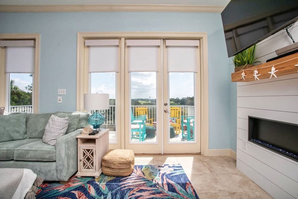 Gulf Shores Escape Walk to Waves Pool Golf Views