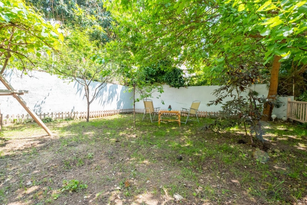 Flat With Garden Close to Coast in Uskudar
