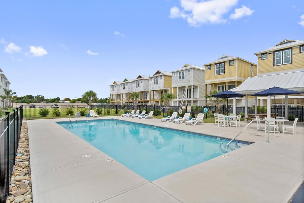 Luxury Beach Condo 5 Min Walk to Beach Shops