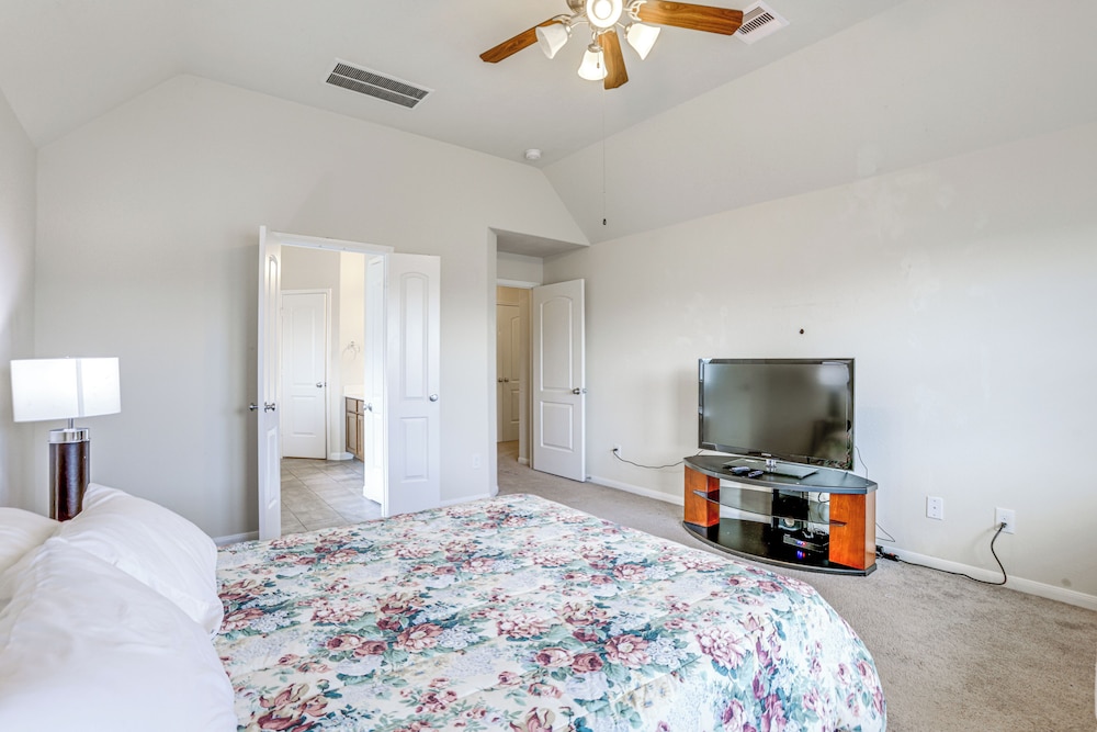 Covered Patio & Spacious Yard: Houston Area Home!