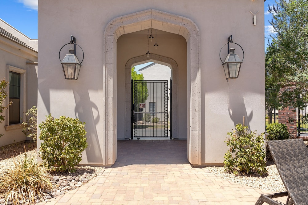 Desert Jewel With Private Gym And Pool 4 Bedroom Townhouse