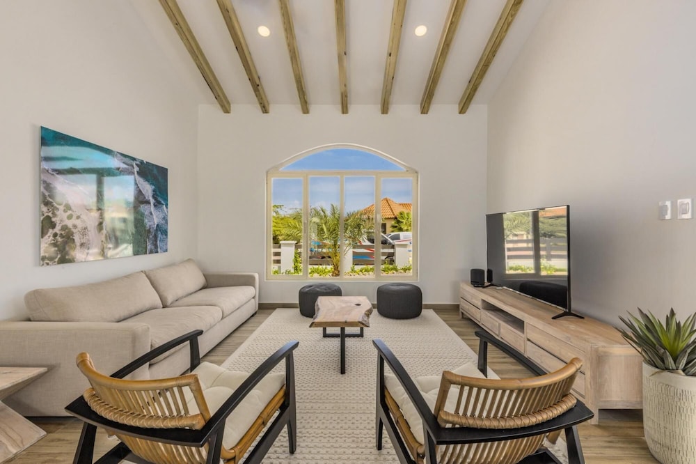 New 3BR 2BA With Huge Pool and Outdoor Area BBQ