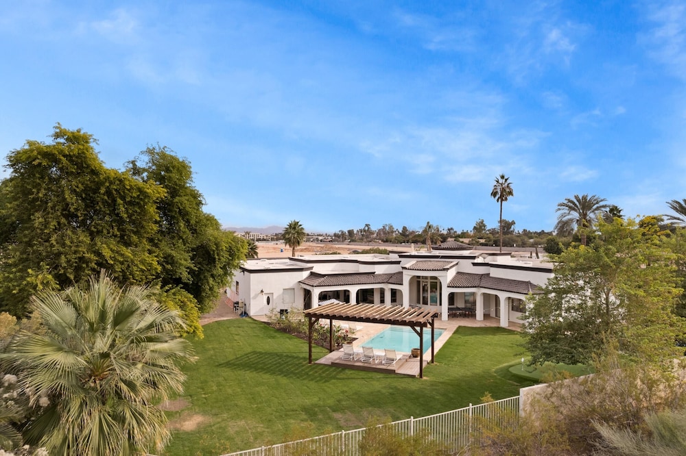 Sleeps 19, 7bdr Estate! Sports Court, Putting Green, Pool Farrier by Avantstay view 3
