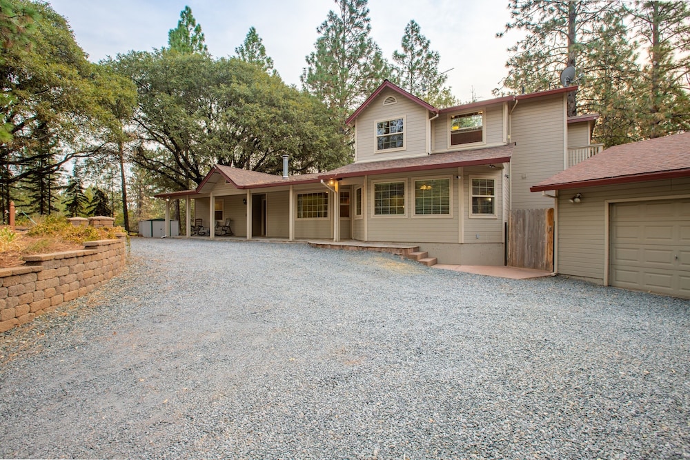 Mountain Retreat with Hot Tub Pool Table - Just over 1 hour to Squaw Valley Resort! by RedAwning - Property Image 29