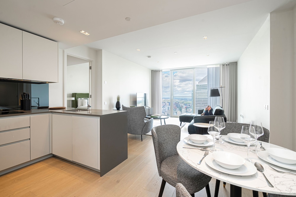 Sensational Two-bedroom Apartment by the River