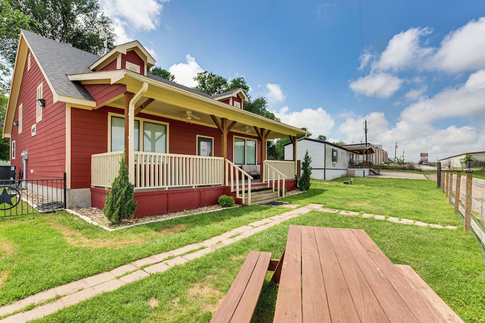Charming Caddo Mills Farmhouse w/ Private Yard view 5
