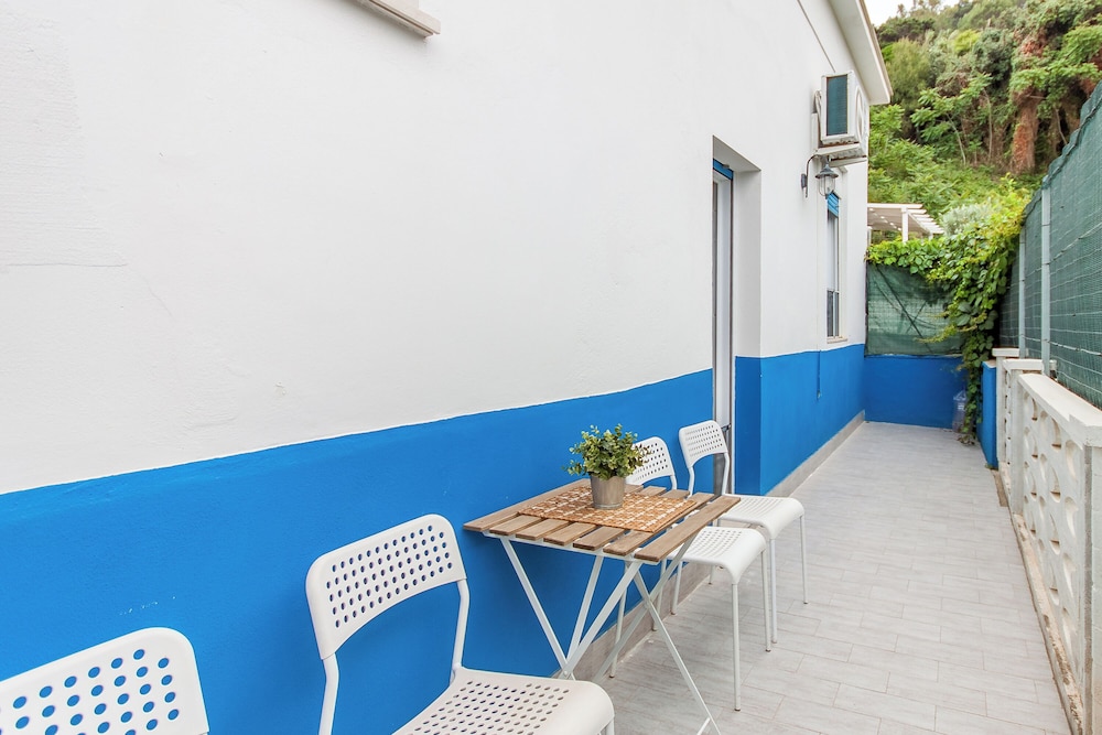 Alcamo Pool House Red