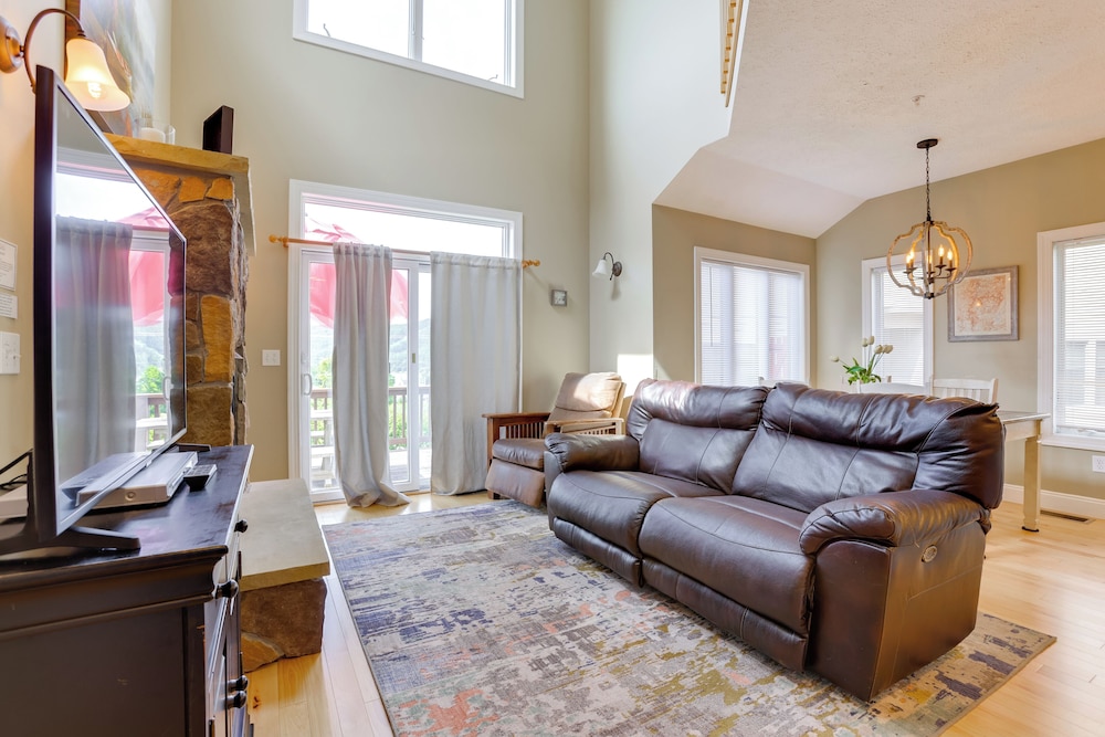 < Half-mi to Lake: Townhome w/ Hot Tub in Mchenry!