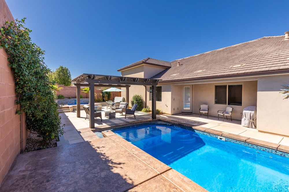 Hurricane Falls Pool, Hot Tub Plus Dog Friendly! 4 Bedroom Home