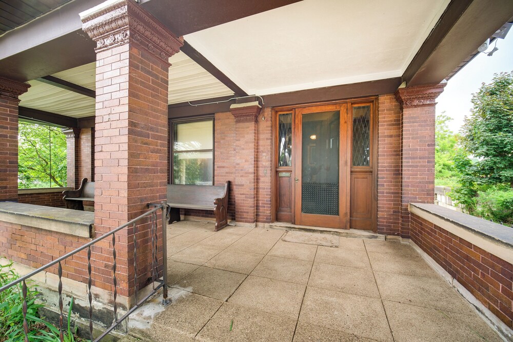 2 Mi to Lake Erie: Spacious Retreat Near Cafes!
