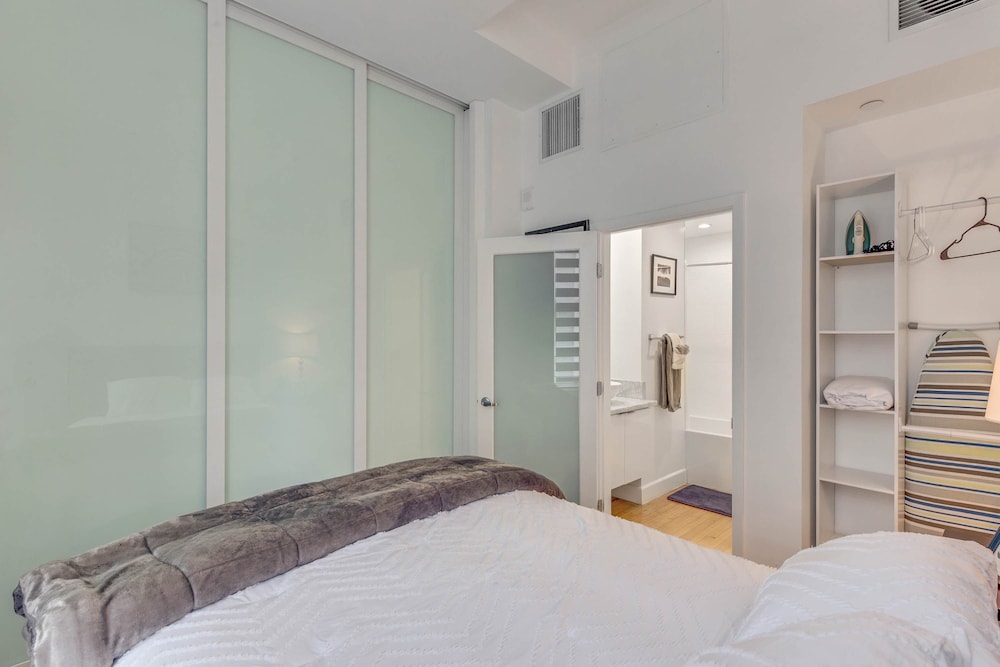 Stylish Deluxe 1BR At HWH by Oneluxstay