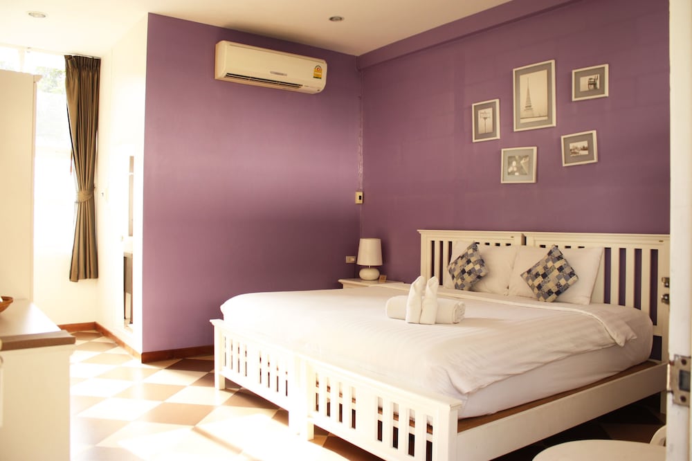 Feung Nakorn Balcony Rooms and Cafe