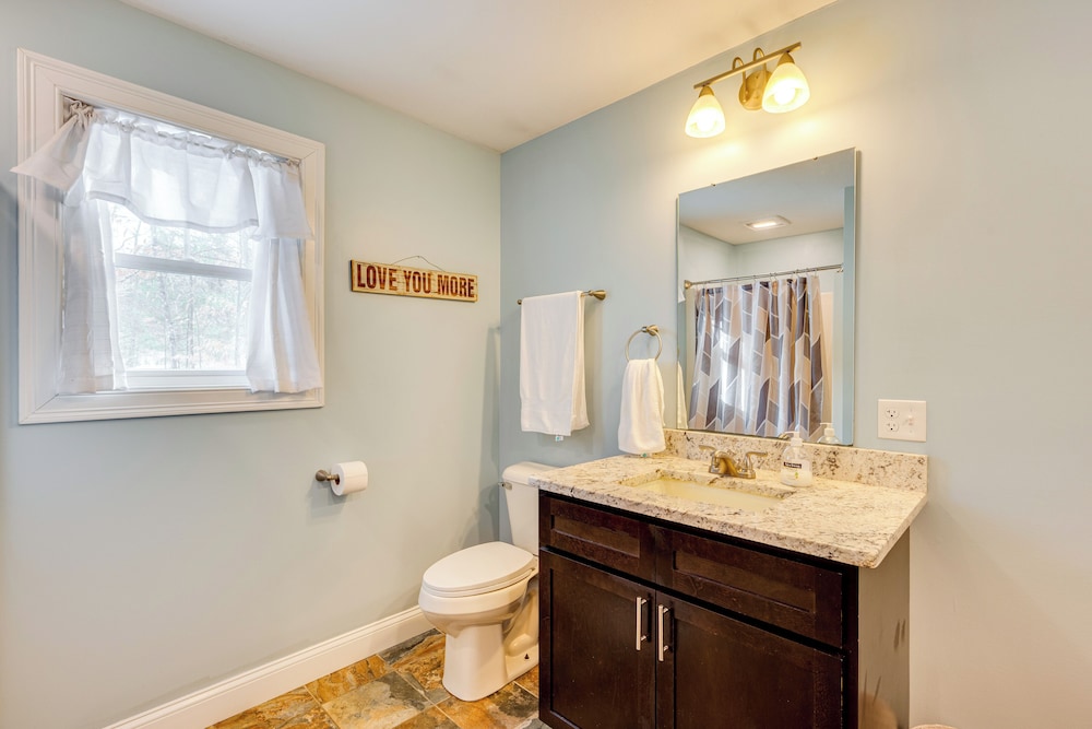 Mtn-view Gem w/ Hot Tub & Fire Pit in North Conway