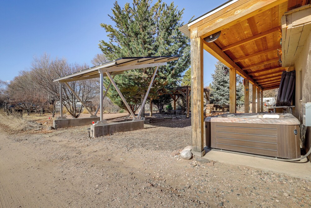 Artsy Studio w/ Patio: 25 Mi to Santa Fe