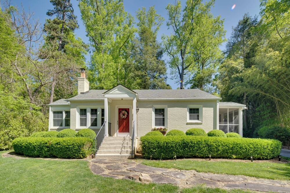 7 Mi to The Biltmore: 'Le Canard' Cottage w/ Porch view 4