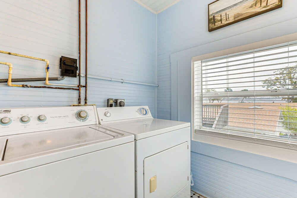 Walk to Manatee River: Palmetto Unit w/ Sunroom