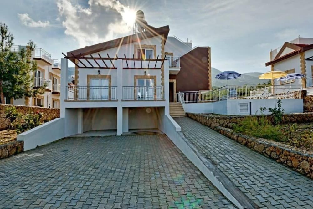 House With Shared Pool and Terrace 9 min to Beach